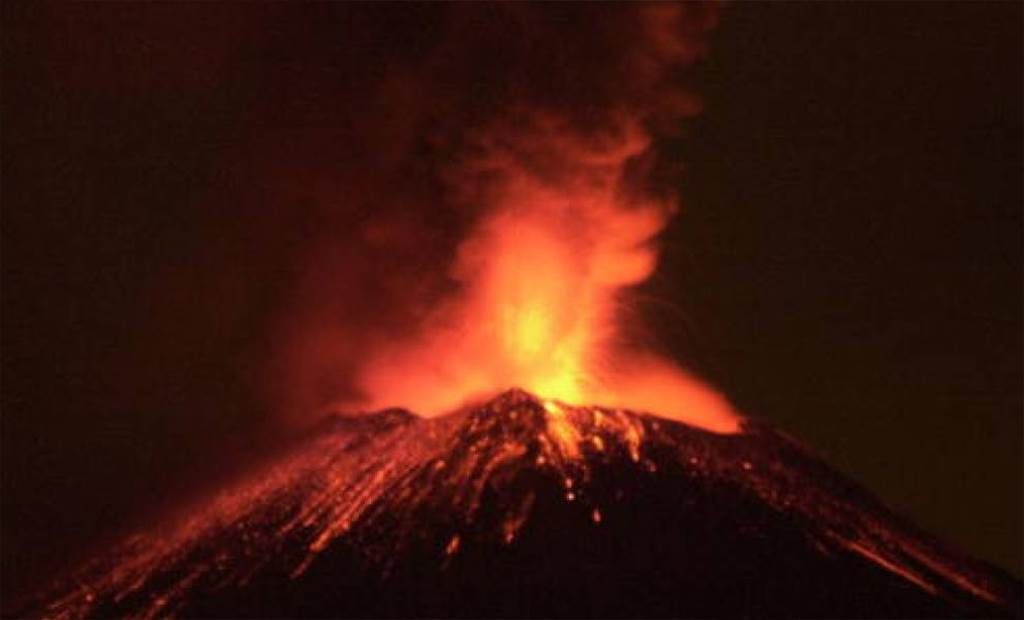 Registra volcán explosión a las 23:16 horas que arrojó fragmentos incandescentes
