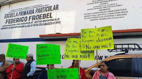 Padres de familia se manifiestan por violación de niña en escuela de Chimalhuacán