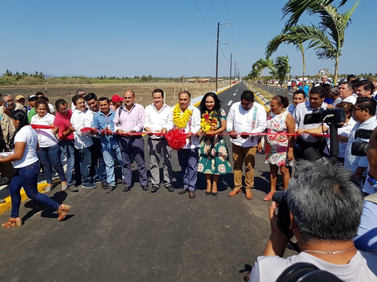 Inaugura Astudillo primera etapa de la Costera Playa Azul-Playa Ventura