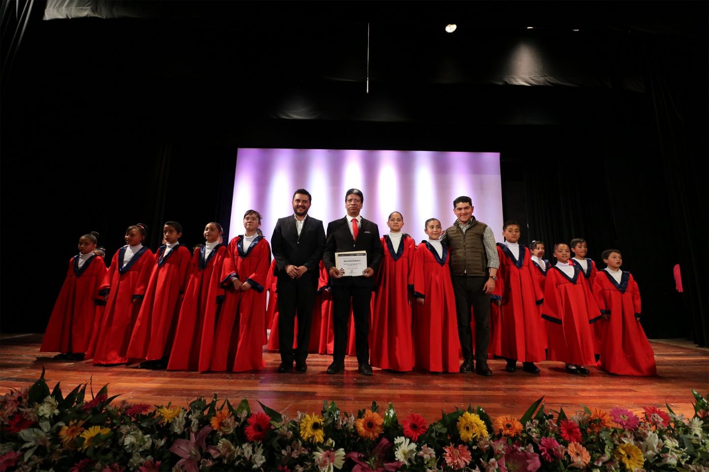Reciben alumnos de primaria material didáctico e instrumentos musicalesen el municipio El Oro.