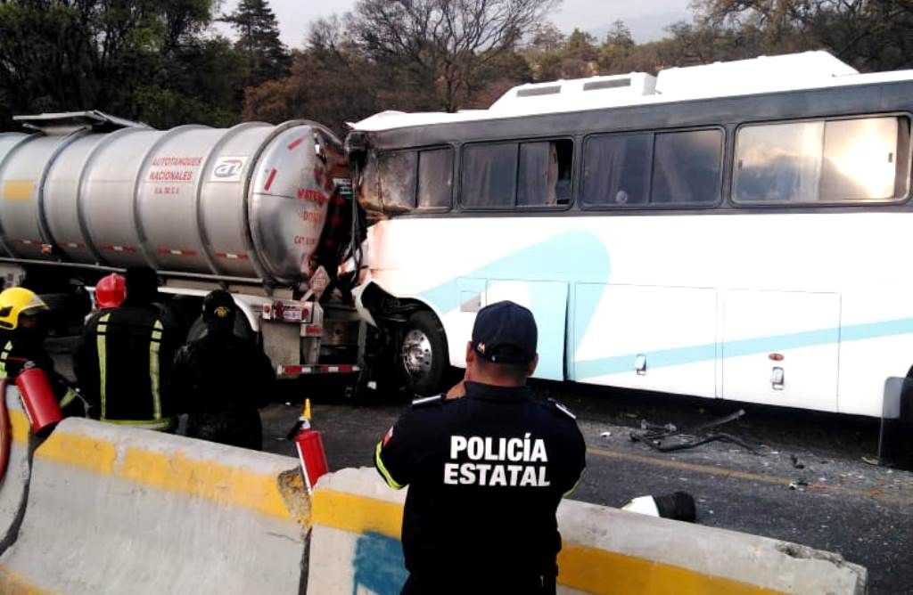 37 heridos en choque entre pipa con turbosina y autobús en Ixtapaluca