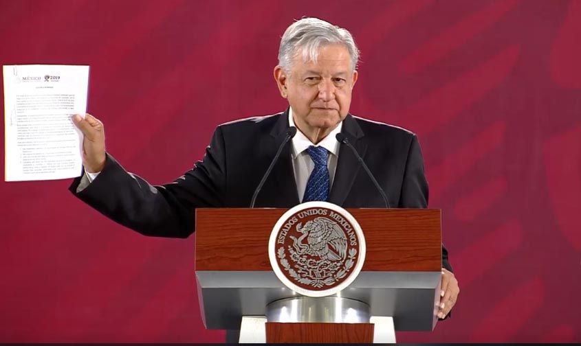 Andrés Manuel López Obrador, firmó un documento en el que se comprometió a no buscar la reelección