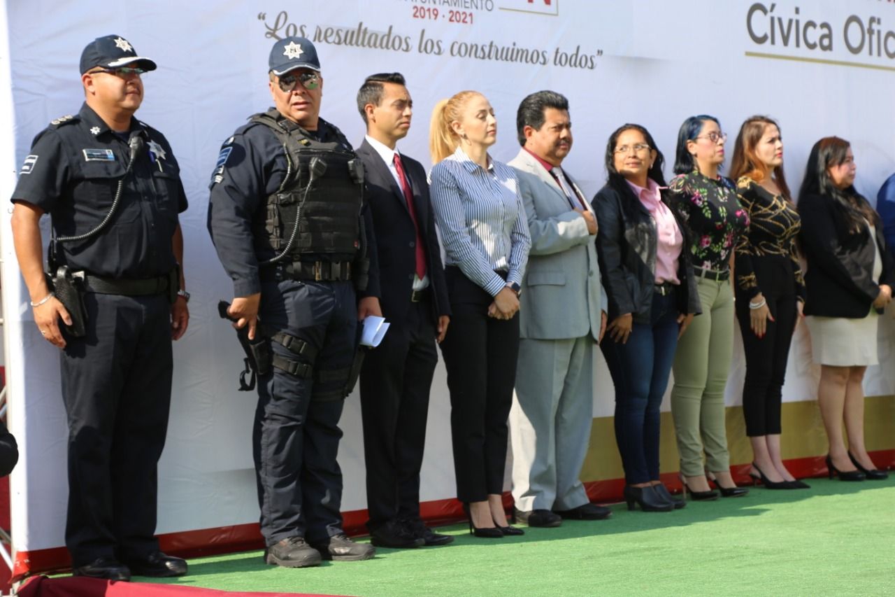 Entrega Nancy Gómez  estímulos económicos a 37 policías de Chicoloapan por buen desempeño 
