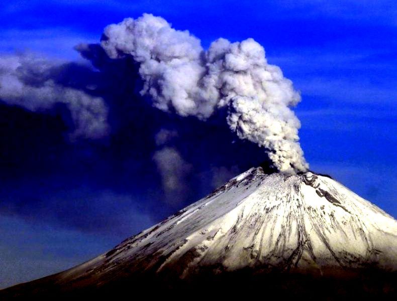 El volcán emite 353 exhalaciones de baja intensidad