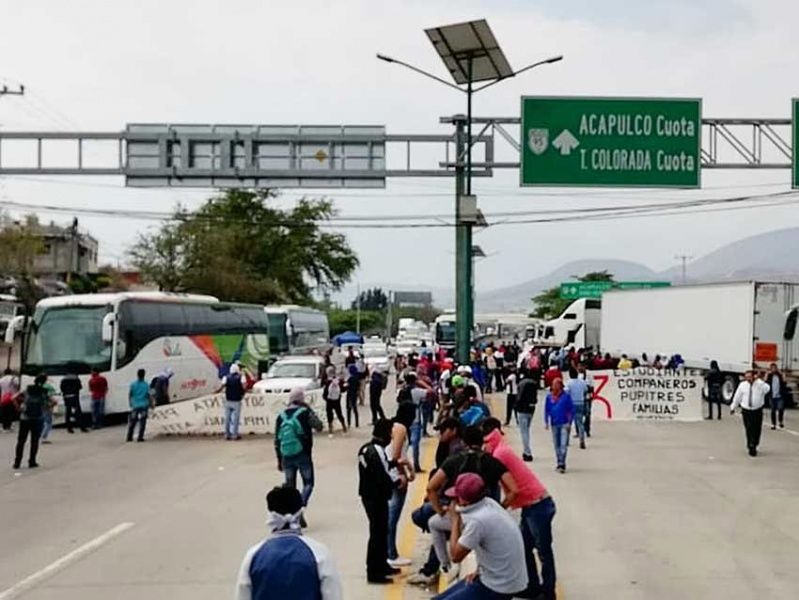 Normalistas de Ayotzinapa bloquean por 5 horas la
Autopista del Sol