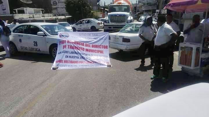 Bloquean transportistas el puente de Coyuca de Benítez; exigen la renuncia de funcionarios del Ayuntamiento