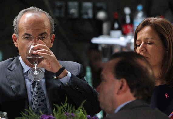 SAT va contra bebidas alcohólicas pirata; en su momento Calderón defendió los productos apócrifos