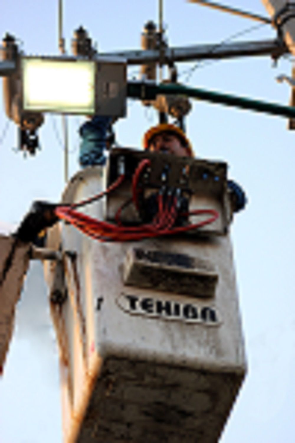 Gobierno de Chimalhuacán refuerza trabajo de electrificación en el Ejido Santa María