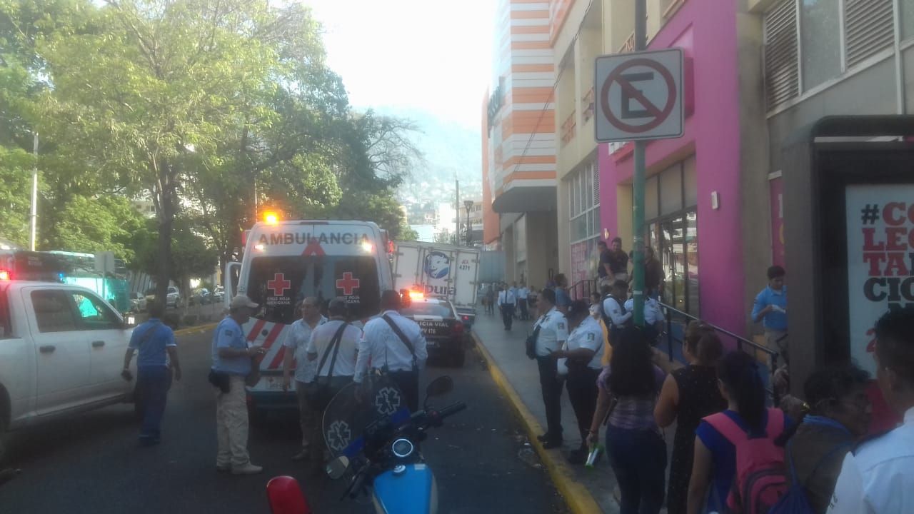 Intenta mujer dar a luz en Galerías Plaza Acapulco; fue trasladada a un hospital 