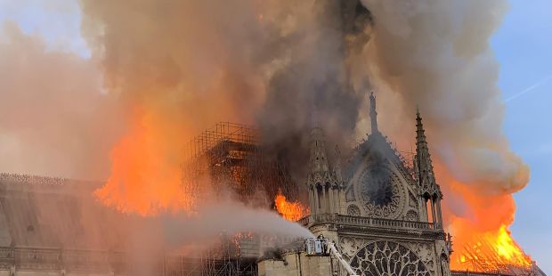 Un terrible incendio devasta Notre-Dame de París