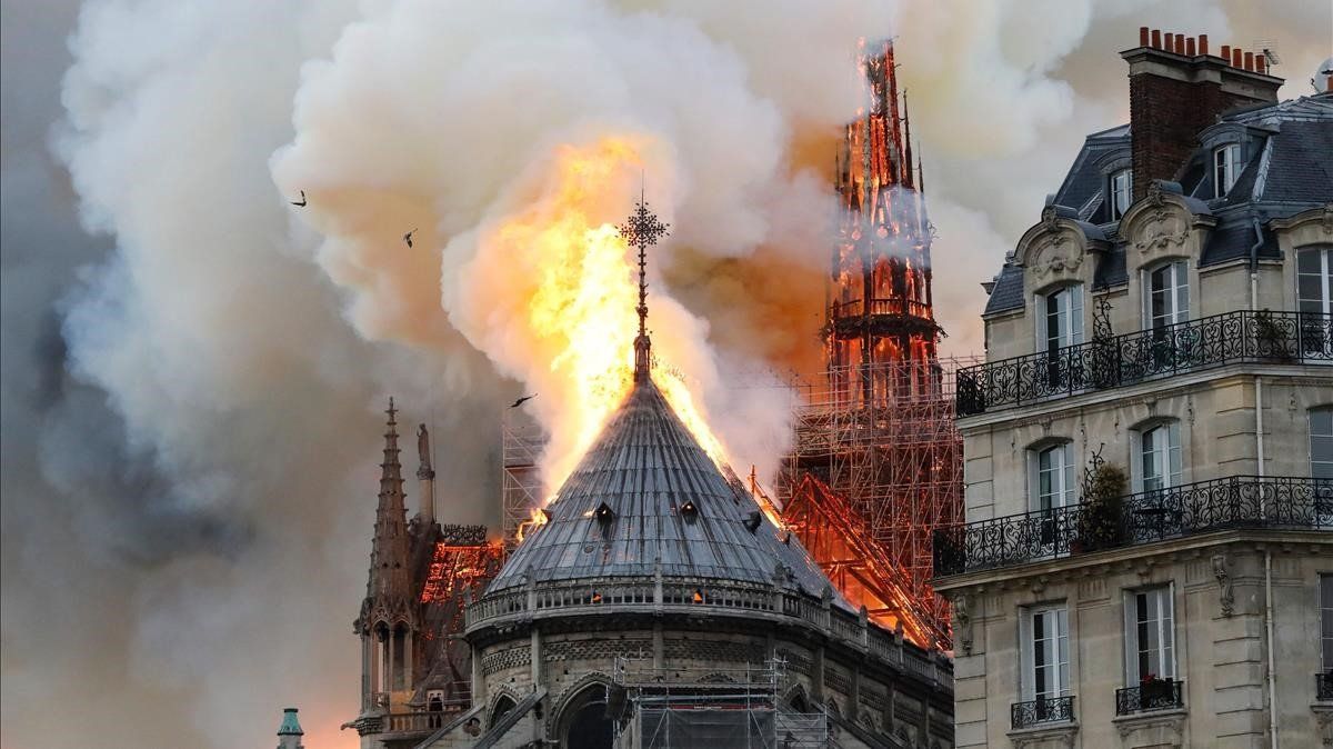 Se incendia la famosa catedral de Notre Dame de París
