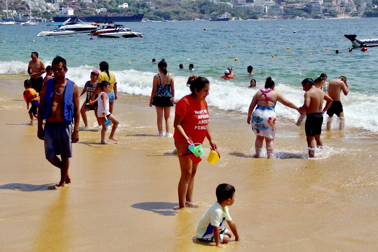 Disfrutan bañistas las playas de Acapulco; llega la zona Dorada al 92.6% en hospederías 