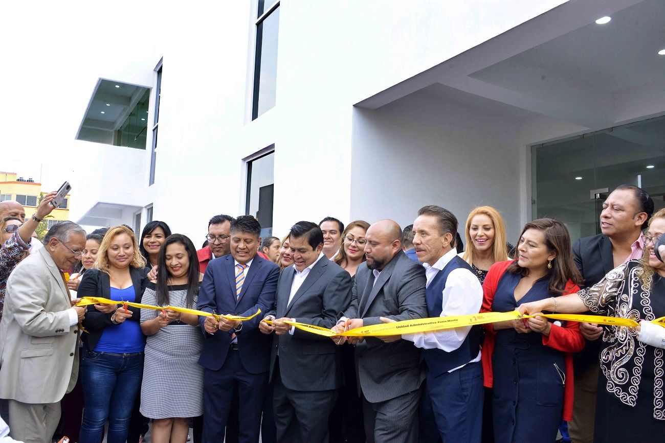 
Este es el l nuevo edificio administrativo en Zona Norte de Nezahualcóyotl en donde era la "bola" Juan Hugo de la Rosa 