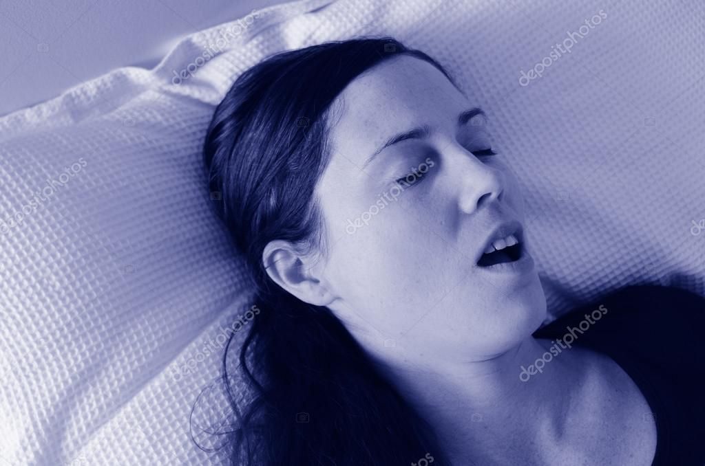 Mujeres que roncan tienen más riesgo de problemas con el corazón