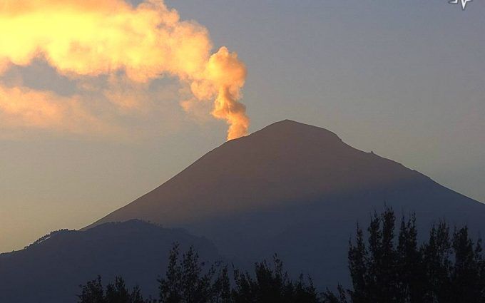 Emite el volcán Popocatépetl 21 exhalaciones acompañadas de vapor de agua y ligeras cantidades de cenizas