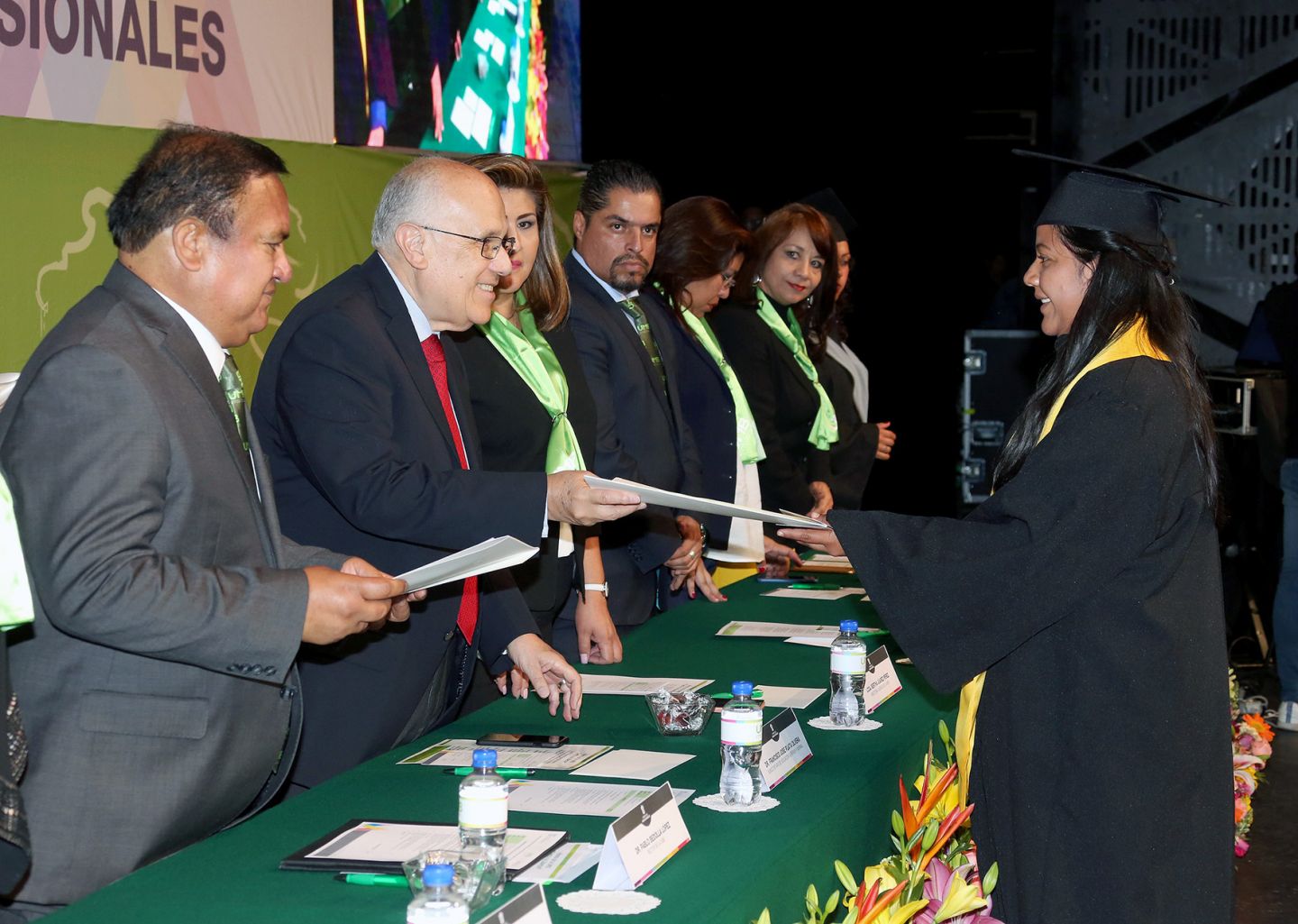 Reciben títulos profesionales estudiantes de la universidad mexiquense del bicentenario 