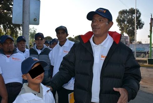 Indigna en redes "plaza de maestro" a dirigente de grupo de choque en Pachuca