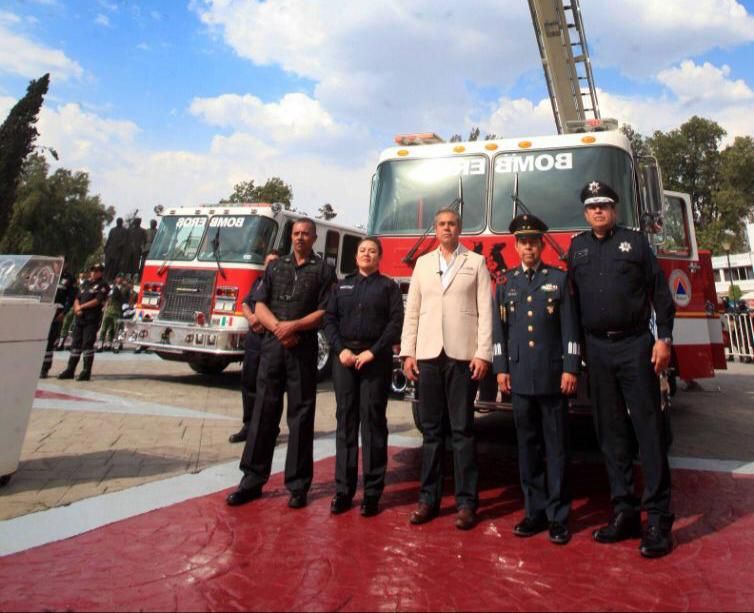 Entrega Fernando Vilchis tres camiones y una ambulancia a bomberos de Ecatepec
