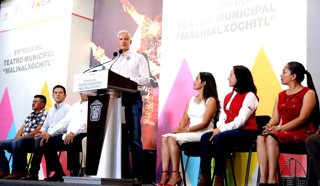 Alfredo del Mazo entrega teatro en Malinalco
