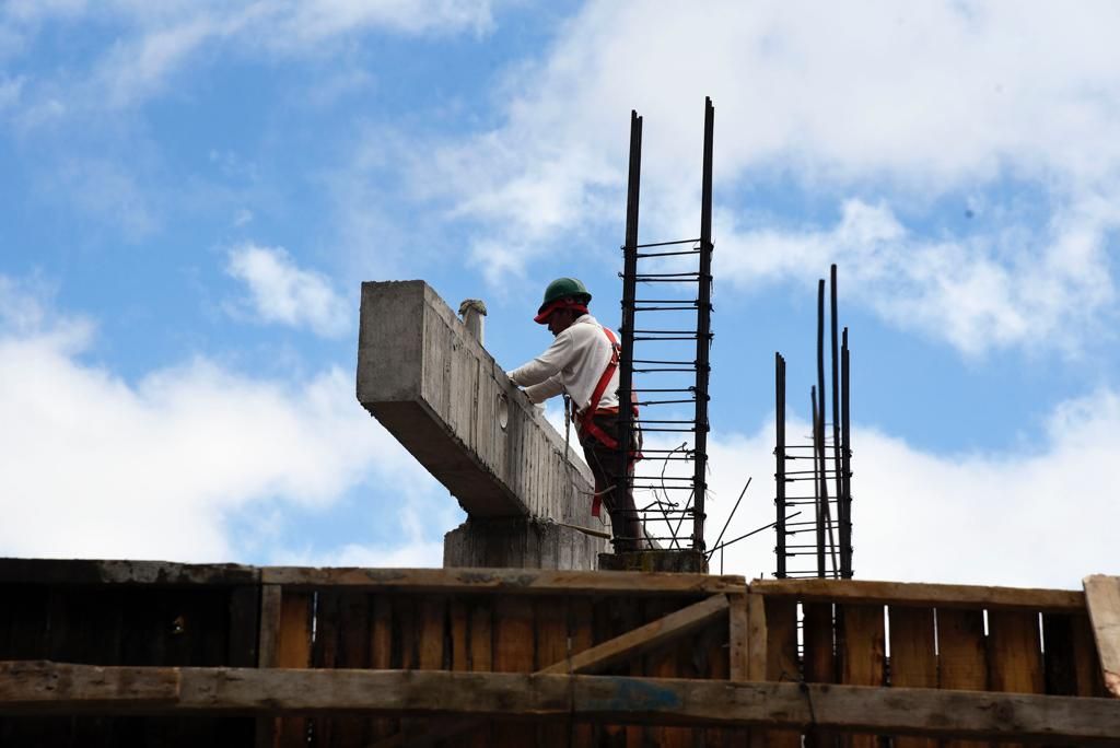 Trabajadores de la construcción cimentan obras en Edomex.