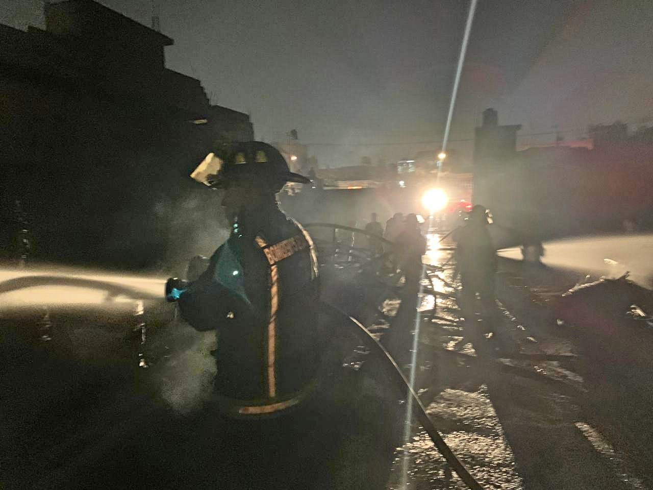 Bomberos de Ecatepec sofocan incendio en predio de cuatro mil metros cuadrados