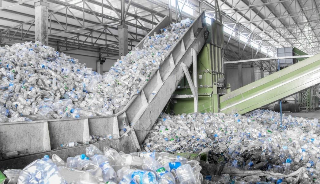 Científicos crean plástico 100% reciclable