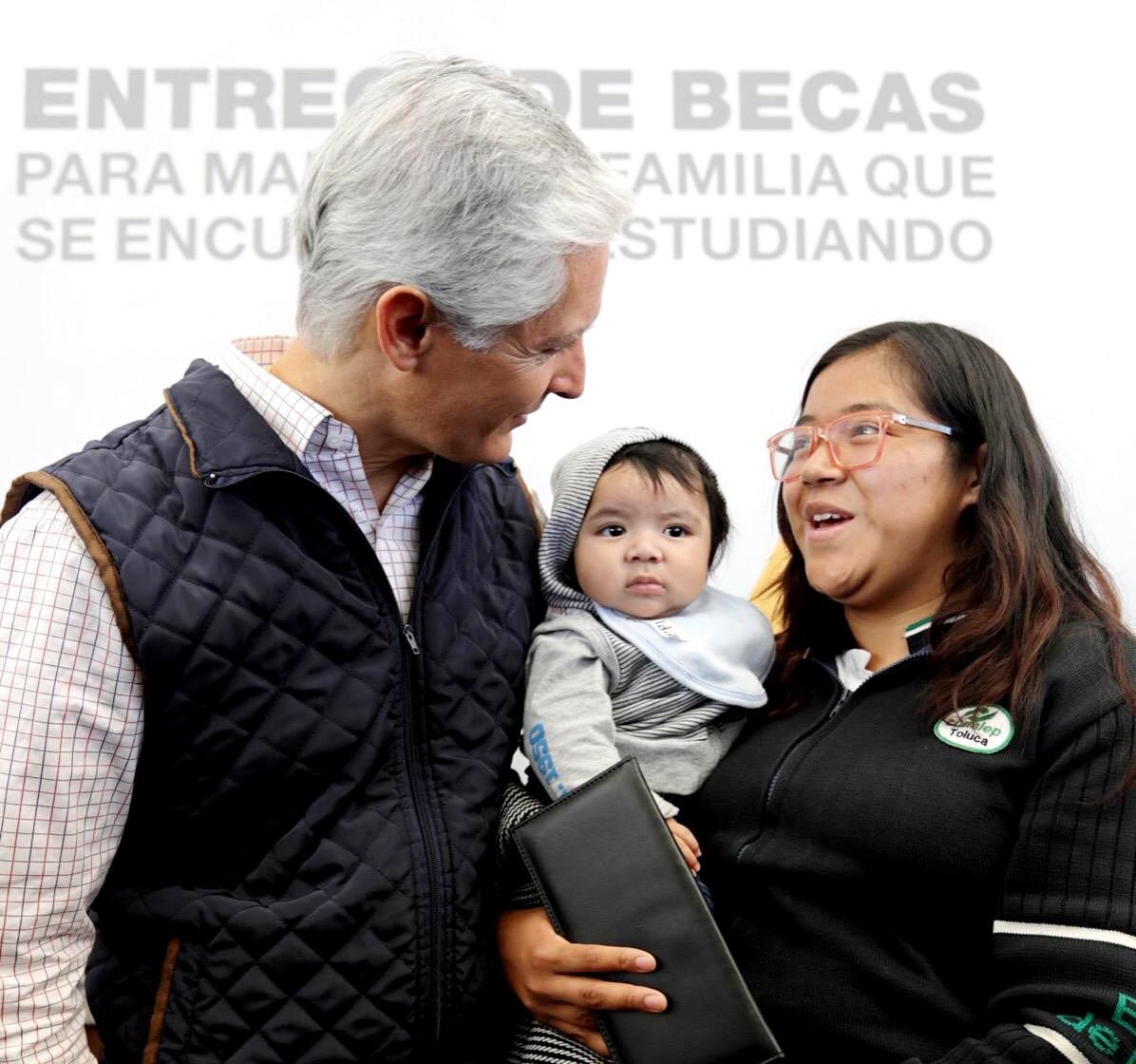Alfredo del Mazo entrega becas para que madres jóvenes de familia continúen su preparación académica