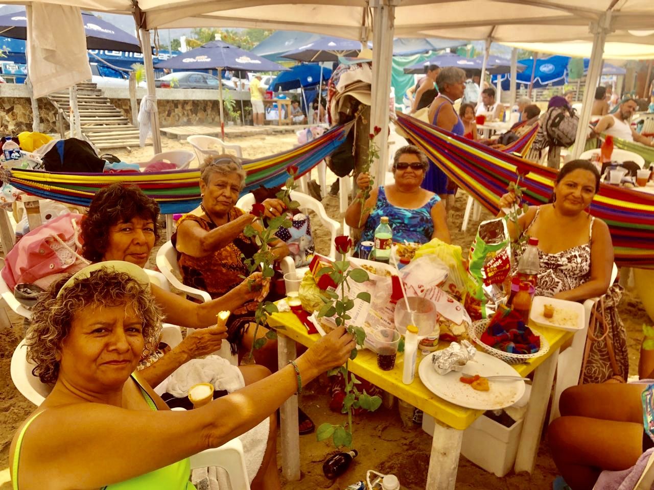 Agasajan con rosas a madres turistas en playas de Acapulco 