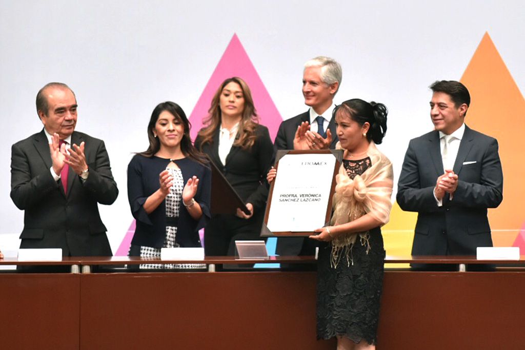Maurilio Hernández y Karla Fiesco asisten a celebración del Día del Maestro.