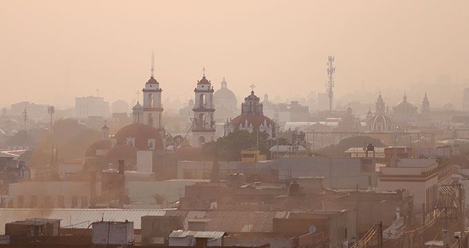 Protección Civil de Puebla reparte cubre bocas por contingencia Ambiental
