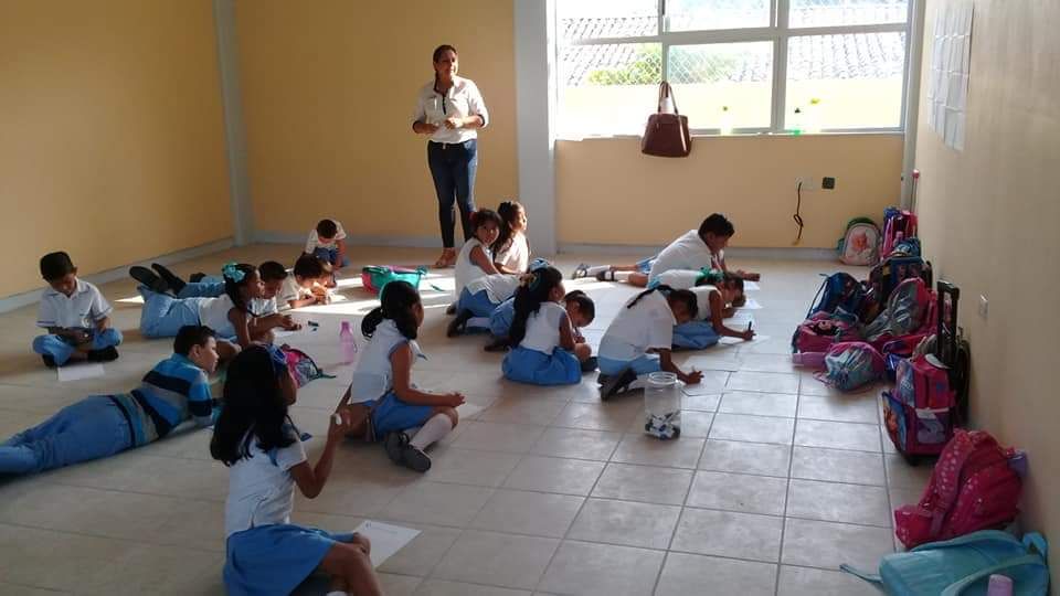 Deplorable Primaria en Atoyac; los alumnos toman clases en el piso 