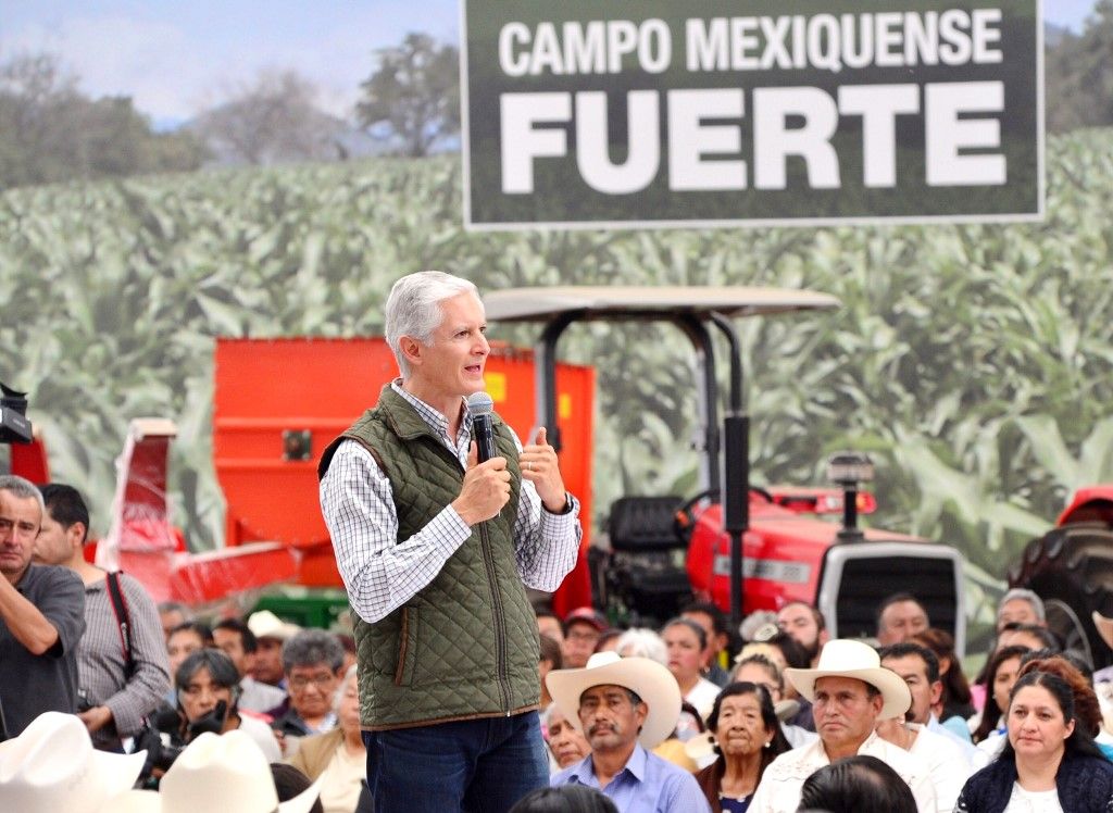 Alfredo del Mazo entrega apoyos agropecuarios a productores de la zona de los volcanes