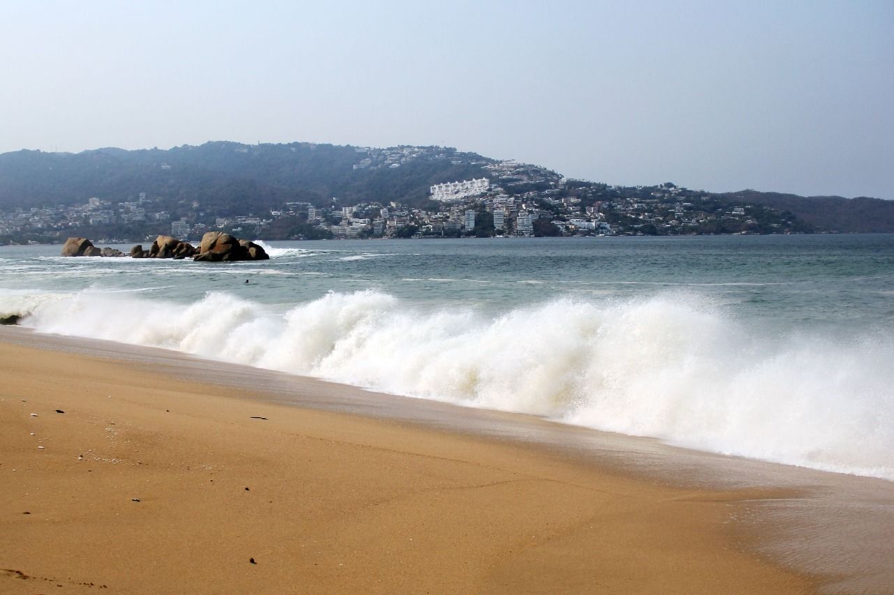 Recomiendan extremar precauciones por efectos de mar de fondo en Acapulco 
