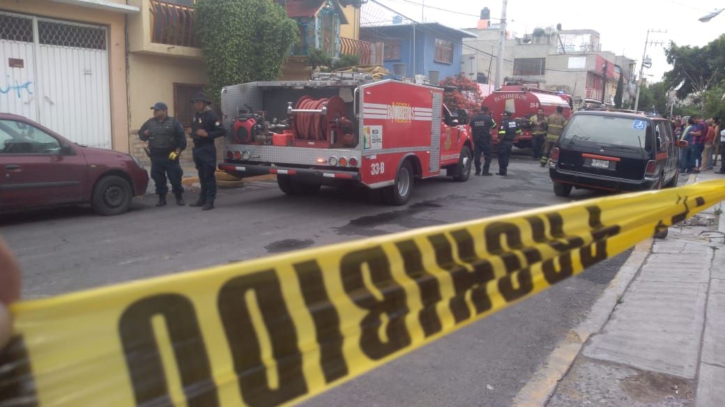 Dos lesionados y un muerto tras explosión en vivienda de Neza
