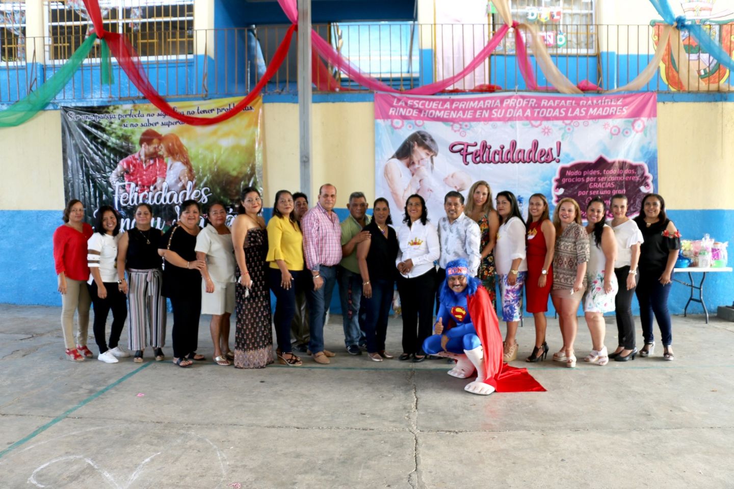 Festeja Abelina López a las madres y maestros en la Primaria ’Rafael Ramírez’ 