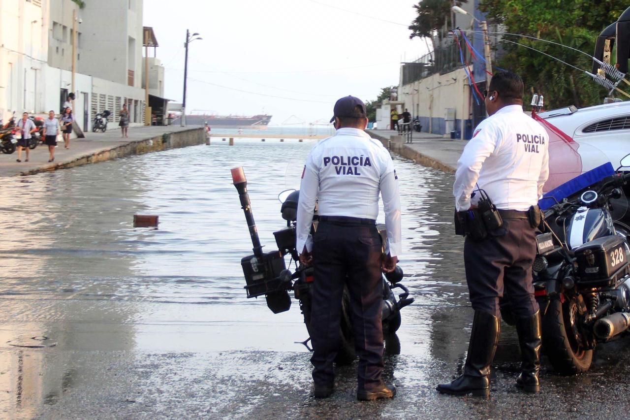 Llaman autoridades a no estacionarse en Juan de la Cosa, por inundación 