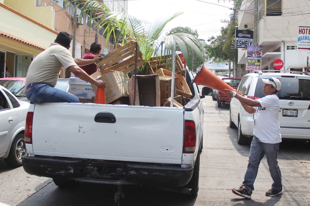 Retira Vía Pública objetos apartaespacios de estacionamientos en Acapulco 