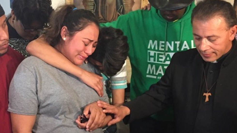 Migrante mexicana se refugia en iglesia de Chicago