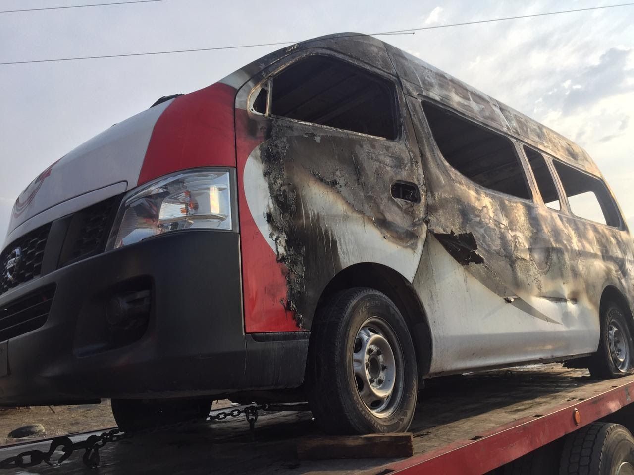 Detienen a sujetos que prendieron fuego a camioneta del transporte público en Ecatepec