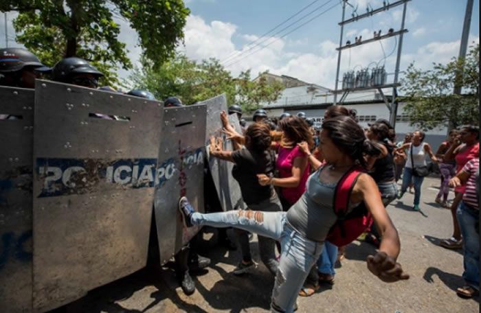 23 presos mueren en enfrentamiento con autoridades en Venezuela