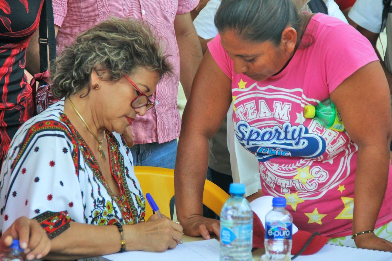 Con organización, saldrán comunidades de la pobreza: Adela Román