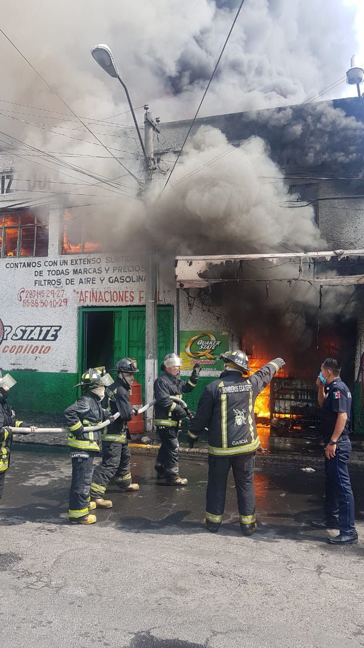 
Bomberos de Ecatepec controlan incendio en vulcanizadora