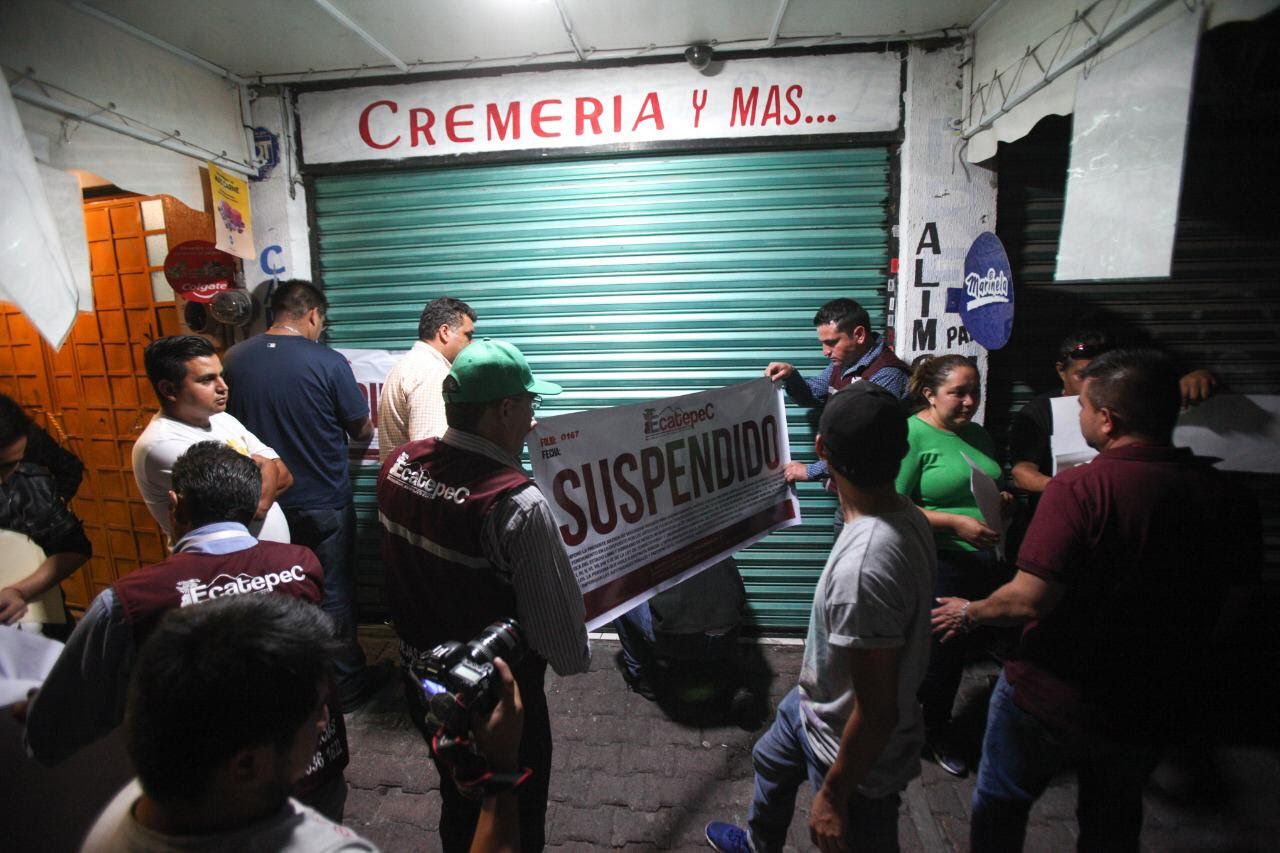 
Clausuran  Ecatepec establecimientos dedicados a la venta de alcohol; taxistas intentan impedir cierre de un bar