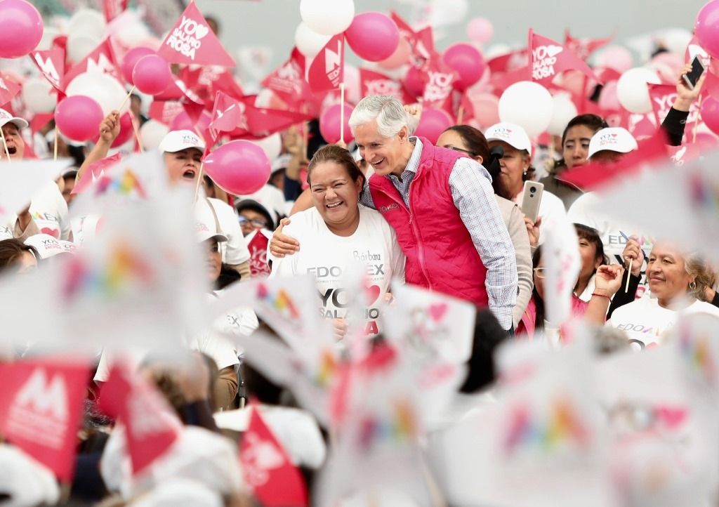Alfredo del Mazo reconoce a mujeres del Salario Rosa que asisten a capacitación de talleres