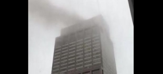 Helicóptero se estrella contra rascacielos en el centro de Manhattan
