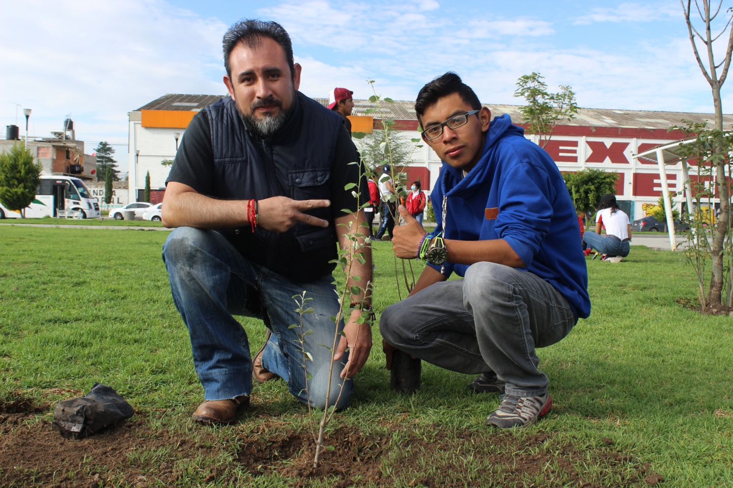 Universitarios de Texcoco siembran árboles en la alameda
