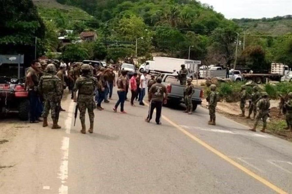 Policías comunitarios retienen a Marinos en Guerrero