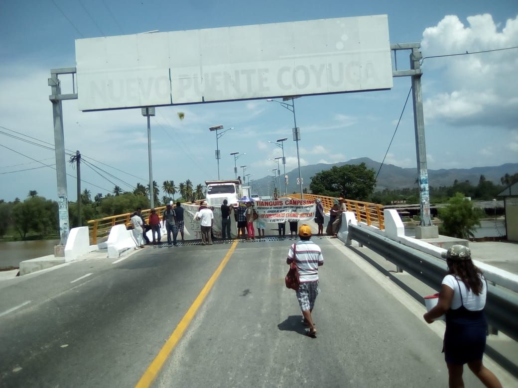 Bloquean la carretera en Coyuca de Benítez comerciantes y campesinos