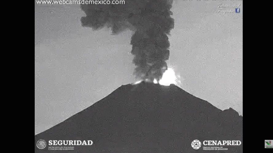 Volcán Popocatépetl entra en actividad volcánica con incandescencia y fumarola 