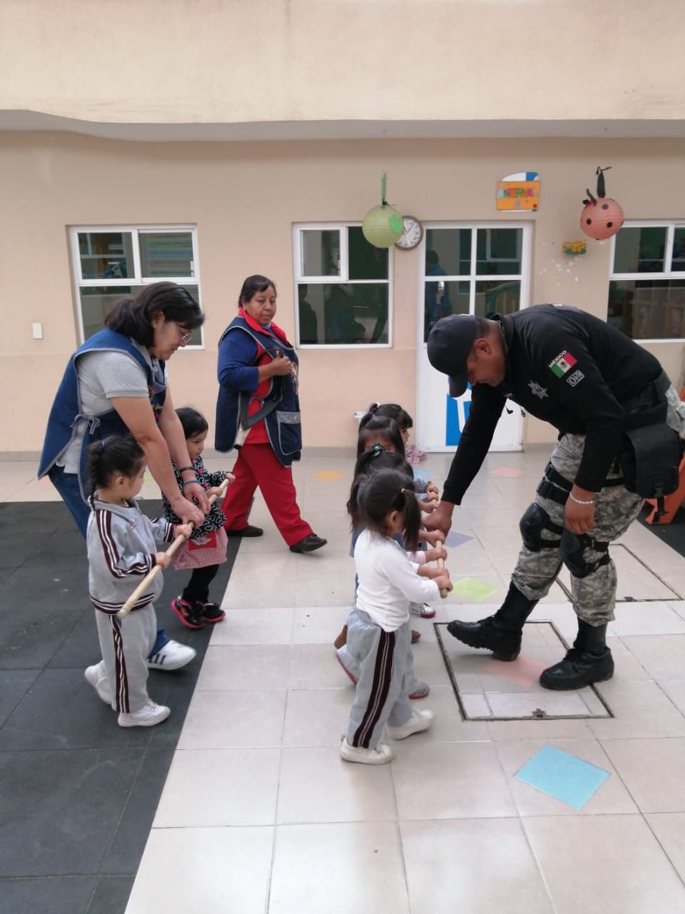 Policías de texcoco refuerzan educación cívica a niños de estancia infantil del DIF 